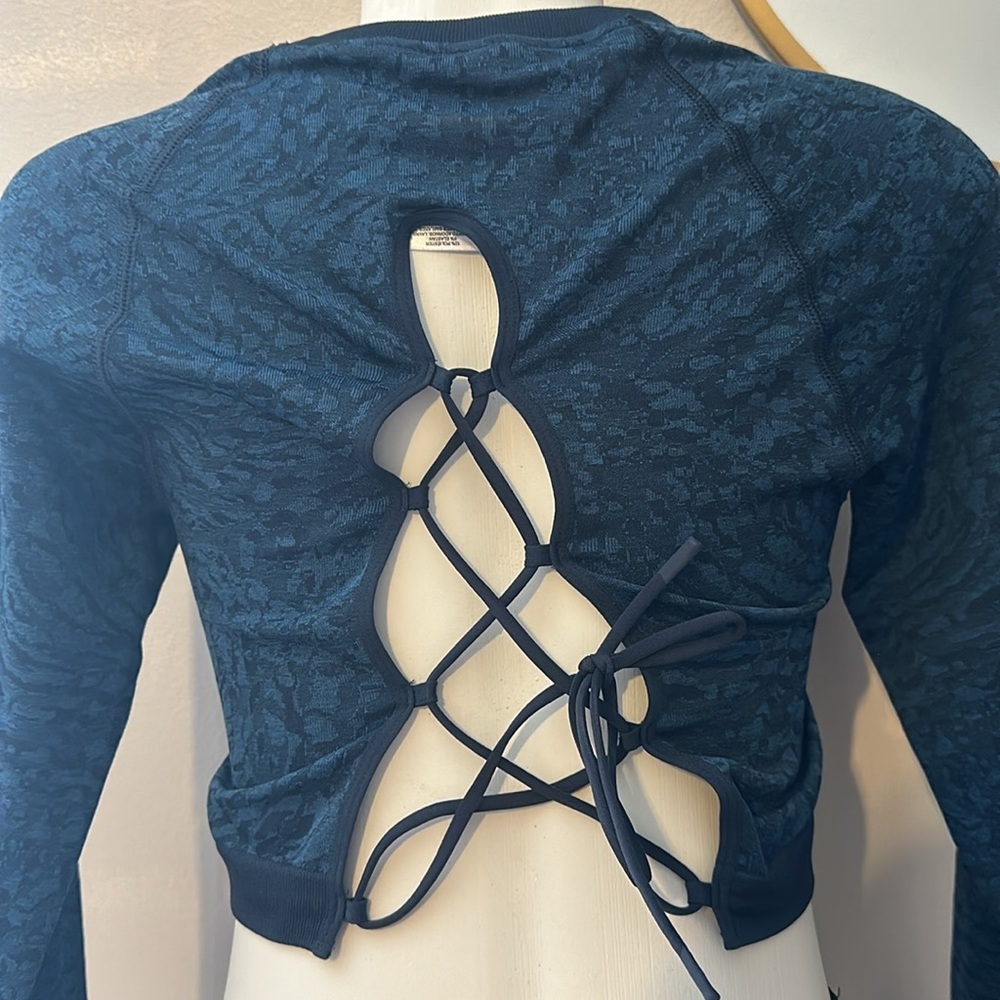 Gym shark compression top - Picture 4 of 4